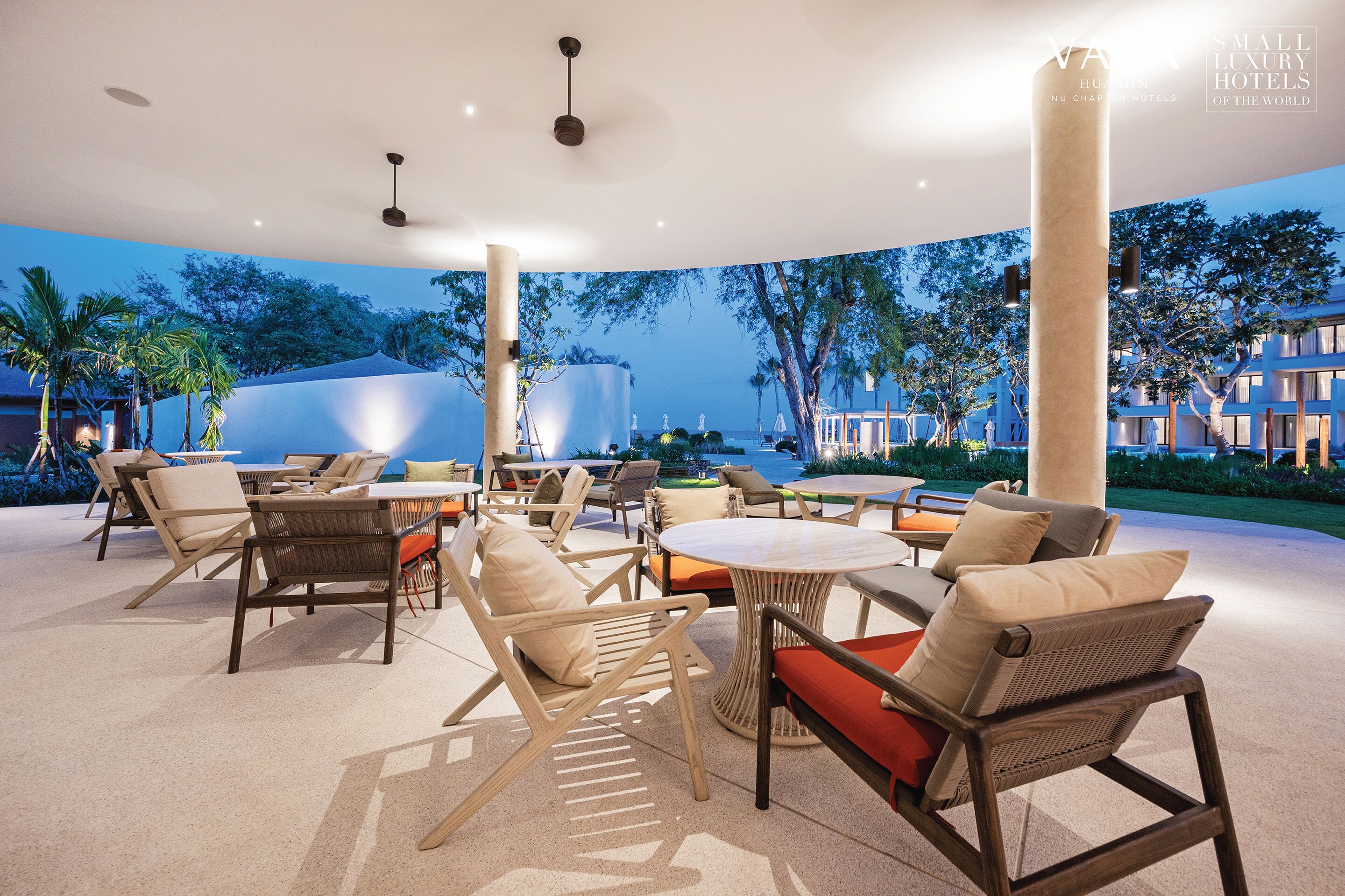 breakfast, dinner, brunch served; international cuisine