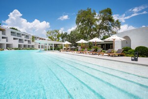 2 outdoor pools