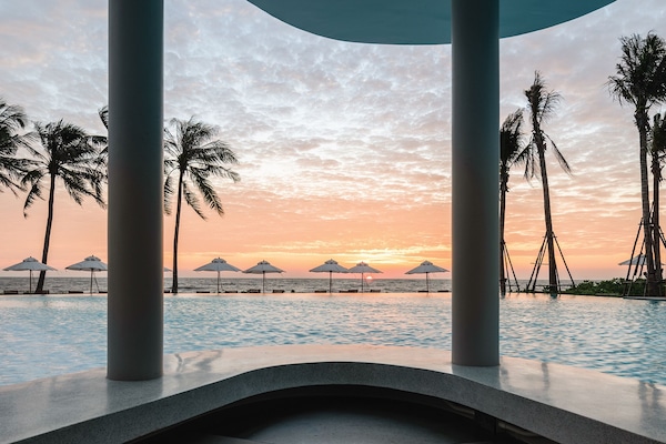 2 outdoor pools