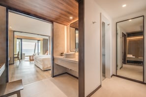 Designer-Toilettenartikel, Haartrockner, Bademäntel, Hausschuhe