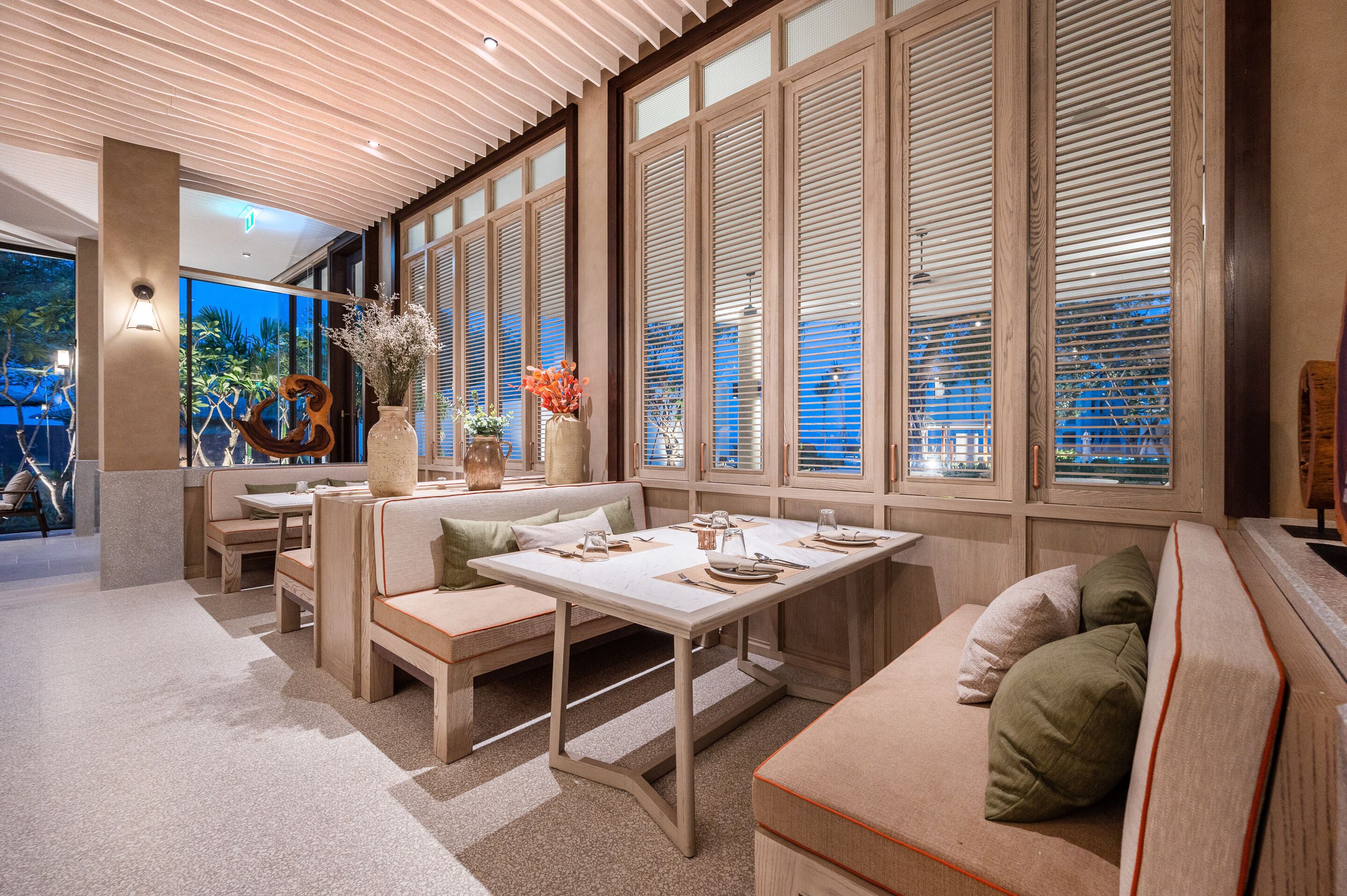 breakfast, dinner, brunch served; international cuisine