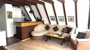 Fernseher, DVD-Player, Tischtennisplatte