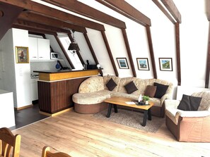 Fernseher, DVD-Player, Tischtennisplatte