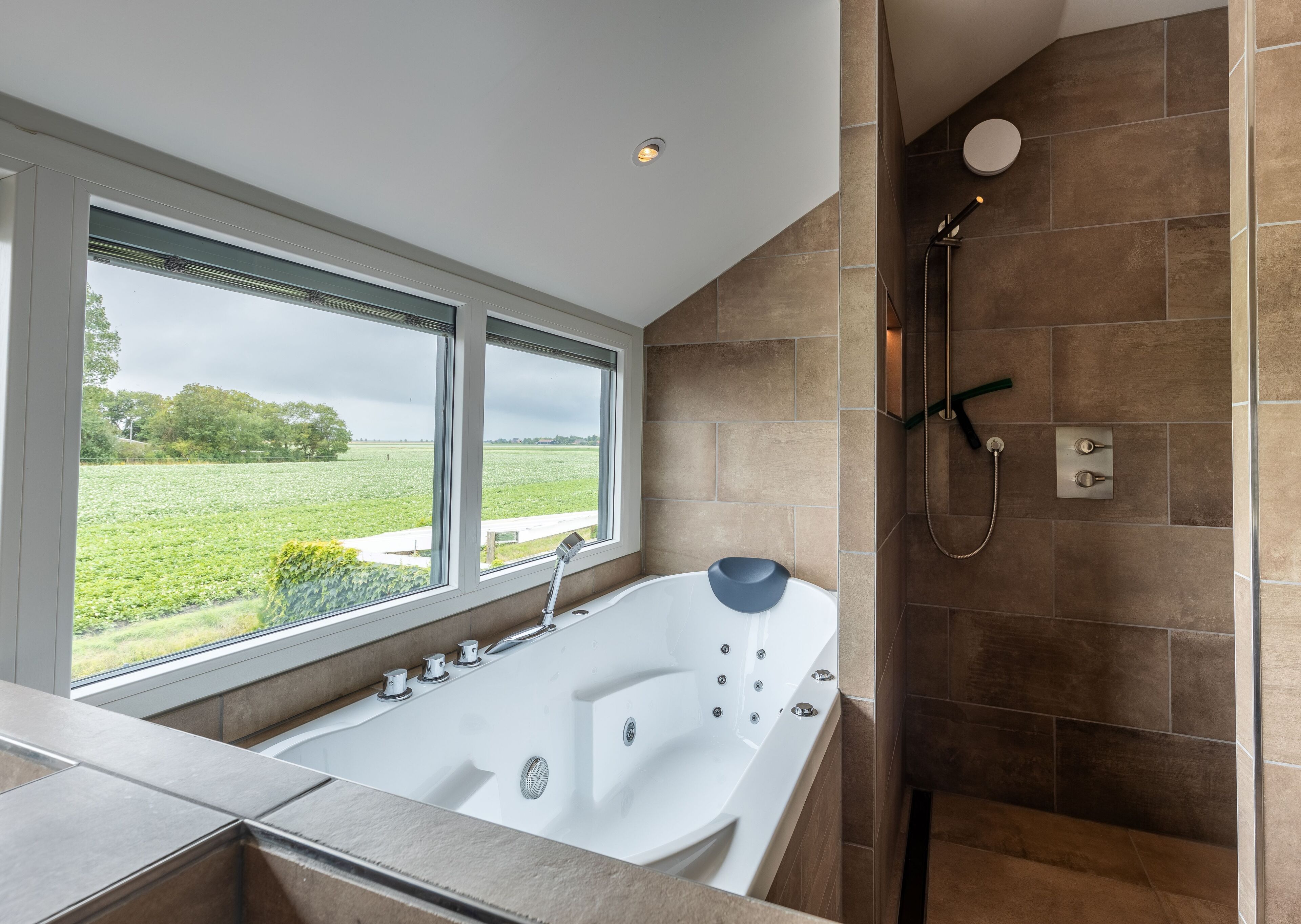 Combined shower/tub, soap, toilet paper