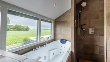 Een bad/douchecombinatie, zeep, toiletpapier
