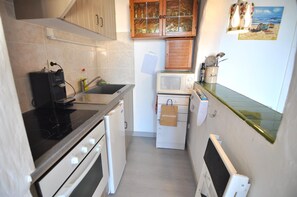 Réfrigérateur, micro-ondes, four, cafetiÚre/bouilloire