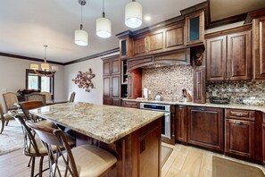 Fridge, microwave, oven, stovetop - Ski-in/out retreat w/ alpine view, fireplace, fast WiFi, shared pool/hot tub/W/D (Vail)