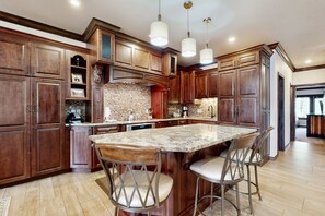 Fridge, microwave, oven, stovetop - Ski-in/out retreat w/ alpine view, fireplace, fast WiFi, shared pool/hot tub/W/D (Vail)