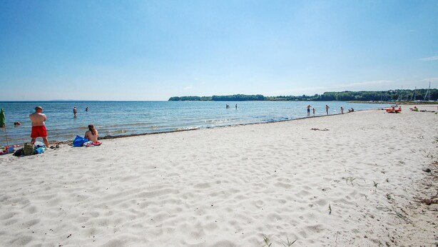 A beach with people sunbathing and swimming. - Stunning home in Hejls (Hejls)