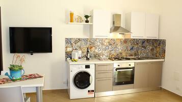 KĂŒhlschrank, Ofen, Herdplatte, Wasserkocher mit Kaffee-/Teezubehör