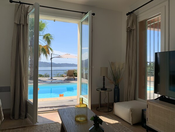 TV - Charming house with splendid view of the bay and private swimming pool (Saint-Florent)