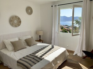 3 bedrooms, iron/ironing board, WiFi, bed sheets - Charming house with splendid view of the bay and private swimming pool (Saint-Florent)