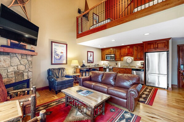 TV, fireplace - Ski-in/ski-out condo w/ grill, fast WiFi, fireplace, shared pool/hot tub/laundry (Vail)
