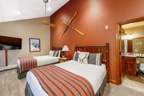 1 bedroom, iron/ironing board, Internet, bed sheets - Ski-in/ski-out condo w/ grill, fast WiFi, fireplace, shared pool/hot tub/laundry (Vail)