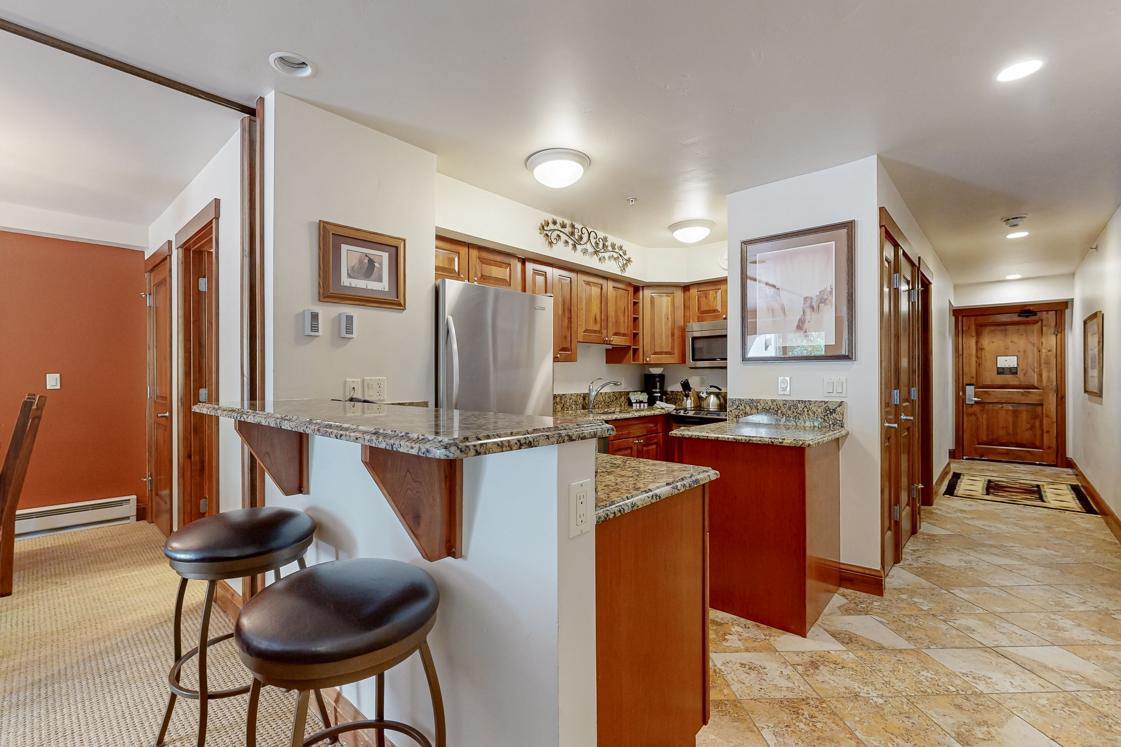 Jääkaappi, mikroaaltouuni, uuni, liesi