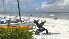 Aurinkotuoleja, rantapyyhkeitä