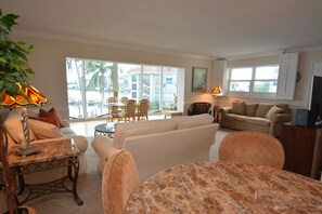Smart TV, DVD player, stereo - Front unit overlooking Moorings bay - 7 min walk to the Beach. 2 boat slips (Naples)