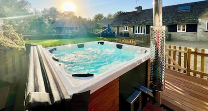6 Bed, 4 Bath, Cottage in the Cotswolds with Wood Fired Hot Tub. Sleeps 11-14