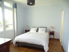 5 bedrooms, iron/ironing board, free WiFi, bed sheets