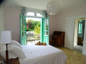 5 bedrooms, iron/ironing board, free WiFi, bed sheets