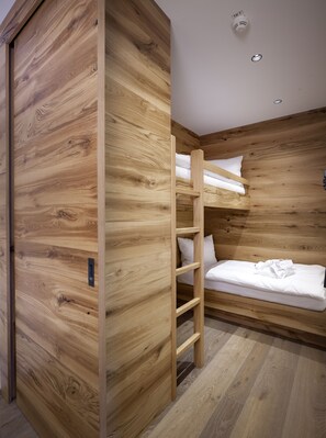 Apartamento clássico (Cleaning Fee 89€ on top of rate) | 2 quartos, roupas de cama antialérgicas, cofres nos quartos