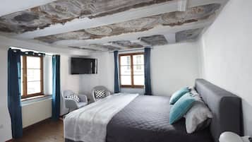 7 Schlafzimmer, Zimmersafe, Schreibtisch, Bügeleisen/Bügelbrett