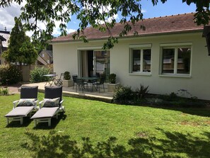 Outdoor dining - Charming house with garden, close to the historic center (Bayeux)