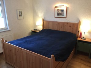 2 bedrooms, iron/ironing board, travel cot, free WiFi - Fisherman's house with a view (Kamminke)