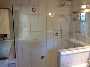 Shower, hair dryer, towels, soap - Fisherman's house with a view (Kamminke)
