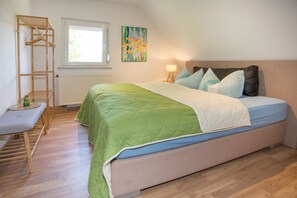 6 bedrooms, desk, iron/ironing board, free WiFi