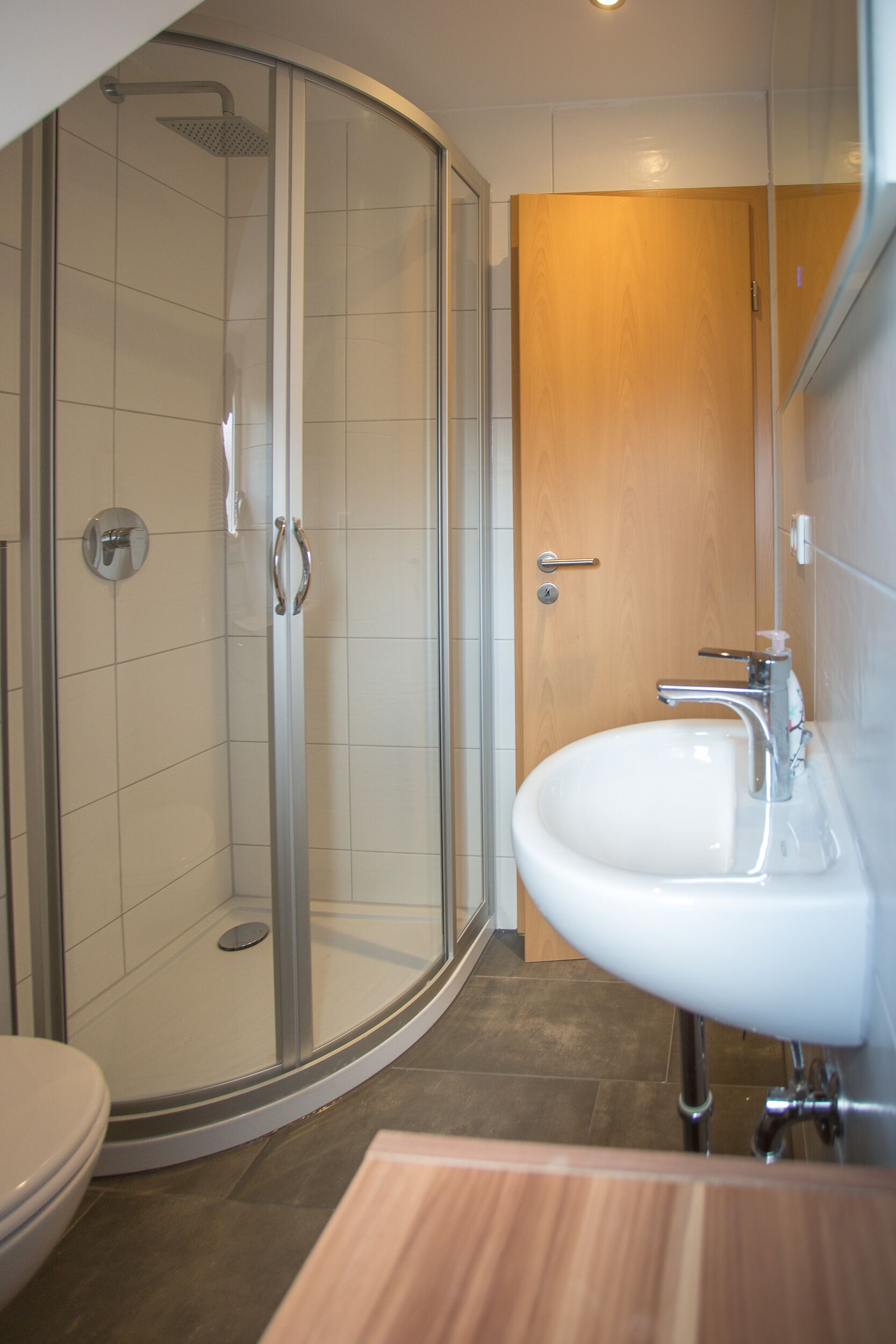 Badewanne, umweltfreundliche Kosmetikartikel, Haartrockner, Handtücher