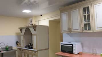 Lemari es di ruangan bersama dan microwave di ruangan umum