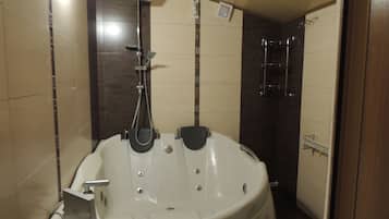 Deluxe Triple Room | Bilik Mandi | Pancuran mandi, selipar, tuala disediakan