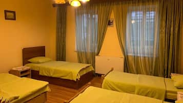 Kamar Quadruple Ekonomi | Tirai kedap cahaya, kedap suara, setrika/meja setrika, dan Wi-Fi gratis