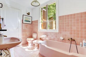 Baignoire, sĂšche-cheveux, bidet, serviettes fournies