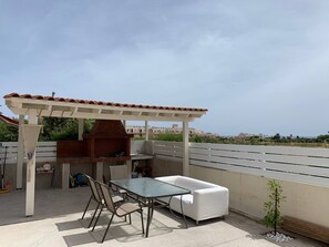 Outdoor dining - Beautiful Townhouse Near the Sea (Paphos)