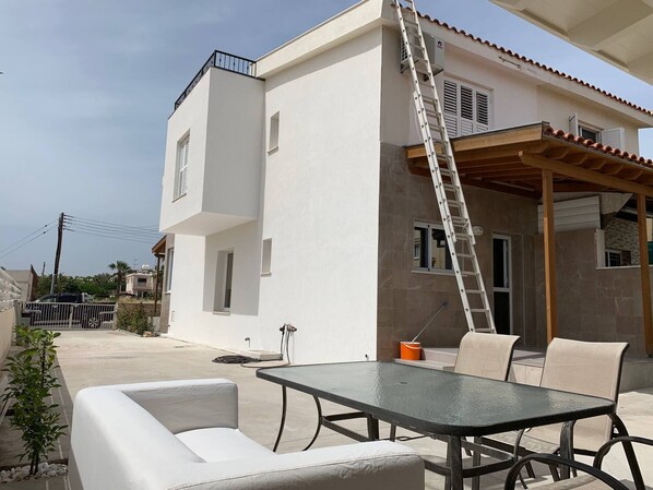 Outdoor dining - Beautiful Townhouse Near the Sea (Paphos)