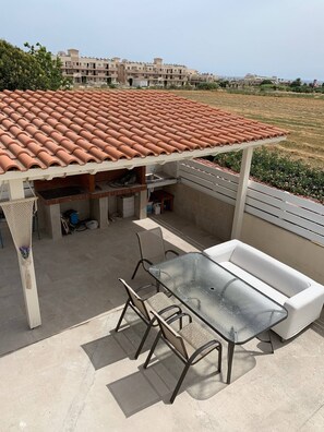Outdoor dining - Beautiful Townhouse Near the Sea (Paphos)