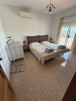 3 bedrooms, in-room safe, iron/ironing board, travel cot - Villa El Olivo, rural villa with pool (Alcaucín)