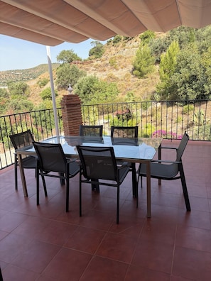 Outdoor dining - Villa El Olivo, rural villa with pool (Alcaucín)