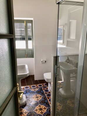 Doccia, asciugacapelli, bidet, asciugamani