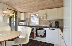 Fridge, stovetop, dishwasher, coffee/tea maker - 2 bedroom amazing home in Ulfborg (Ulfborg)