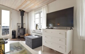 TV, fireplace, stereo