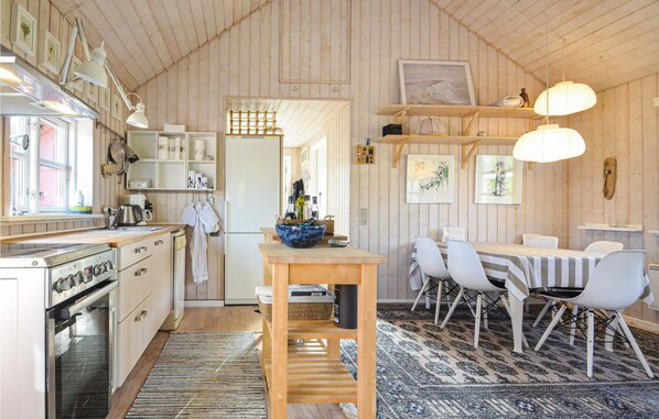 ثلاجة، موقد طهي مسطح، غسالة أطباق، ماكينة لصنع القهوة/الشاي