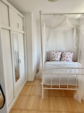 5 bedrooms, iron/ironing board, WiFi, bed sheets