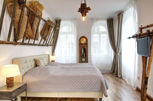 Spacious vacation apartment for up to 8 people centrally located next to St. Annenkirche church