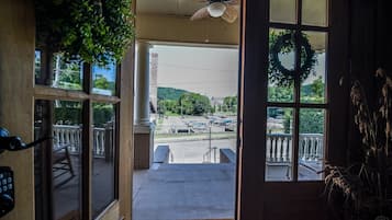 L’entrée d’un hôtel donnant sur un parking, avec un bâtiment visible au loin.