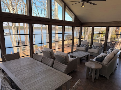 Secluded Lake Oconee 4 Bed/4 BA lakefront home w/ Private dock, 10 Min to Publix