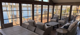 Secluded Lake Oconee 4 Bed/4 BA lakefront home w/ Private dock, 10 Min to Publix