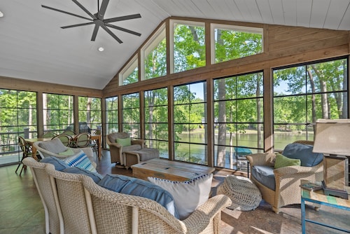 Secluded Lake Oconee 4 Bed/4 BA lakefront home w/ Private dock, 10 Min to Publix